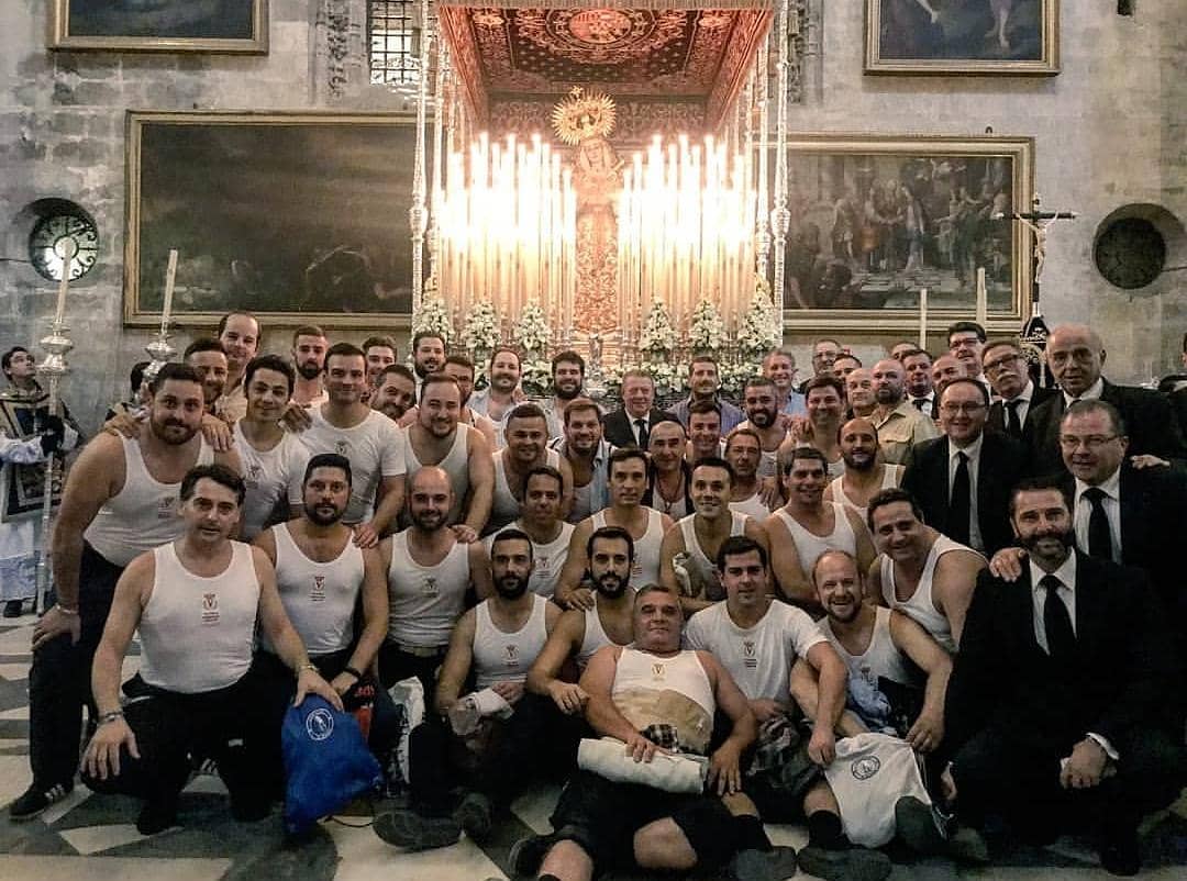Cofrades en la iglesia